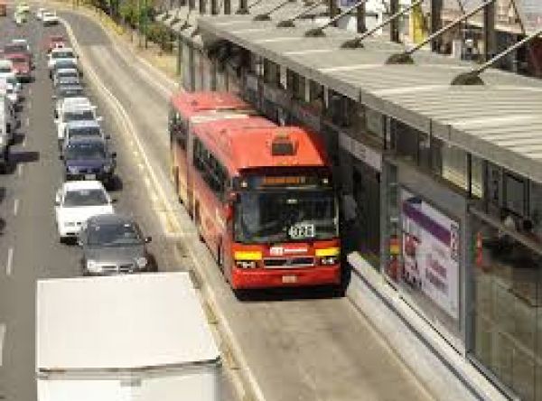 Metrobús: Las denuncias de conductores y de usuarios en redes sociales son motivo para multar a quien invada su carril.
