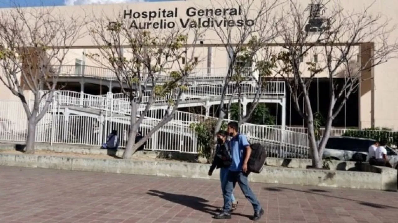 Abandono a hospital de Oaxaca: personal médico alumbra con luz de celular para continuar operando
