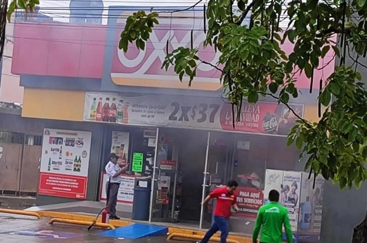 Tabasco: Atacan a policías ministeriales y queman un Oxxo (Videos)