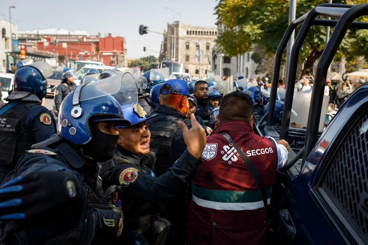 Ambulantes y policías se enfrentan por operativo para retirar puestos semifijos no autorizados (Video)