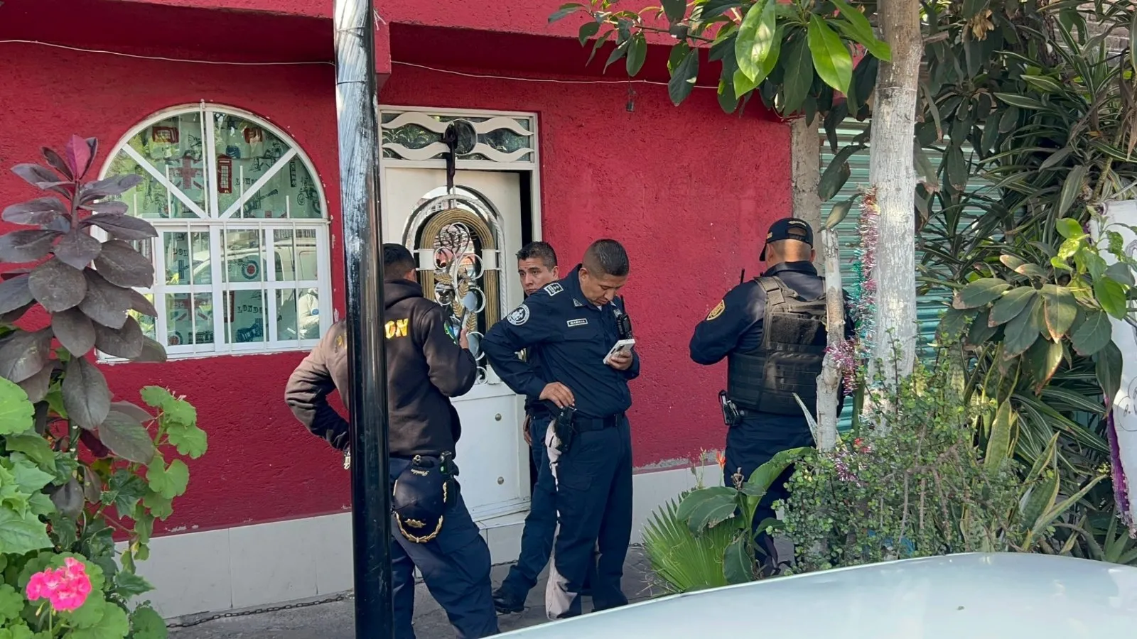 Sicario entra a casa de Iztapalapa, mata a tres personas, huye y le dispara miembro de la familia