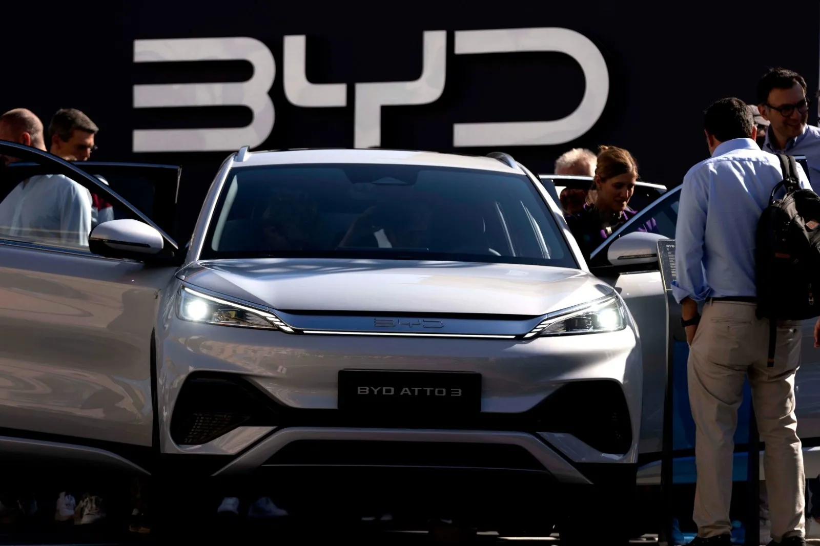 Automotriz china BYD presenta un cargador que promete ser casi tan rápido como poner gasolina