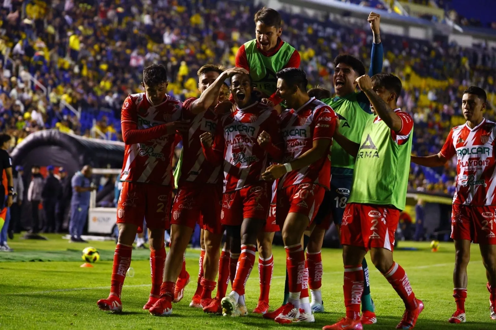 Necaxa corta el paso invicto del tricampeón América (Videos)