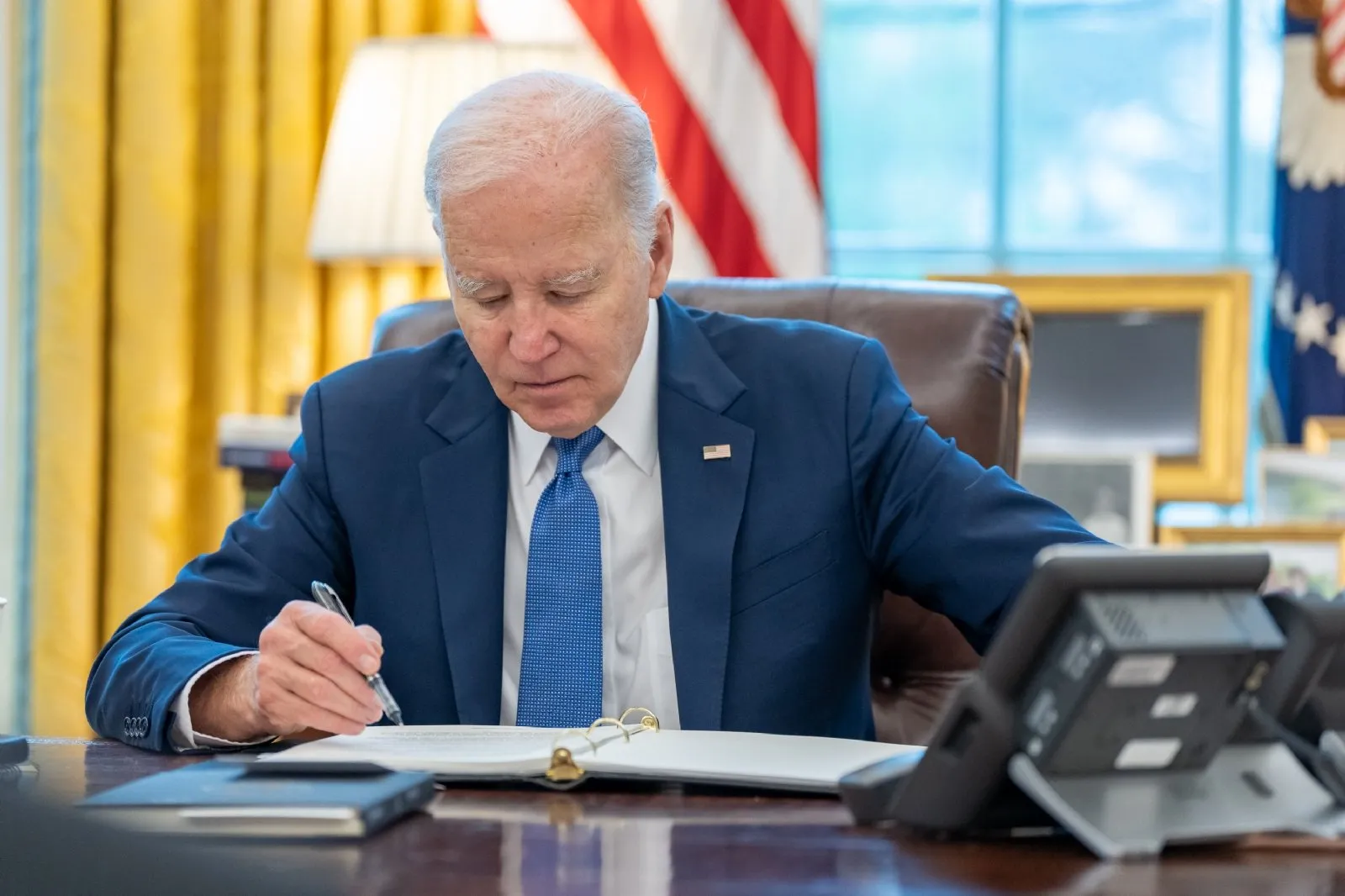 Biden firma orden ejecutiva para expandir la infraestructura de la IA