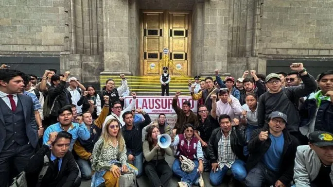 Grupo de jóvenes a favor de la reforma judicial clausura simbólicamente la SCJN