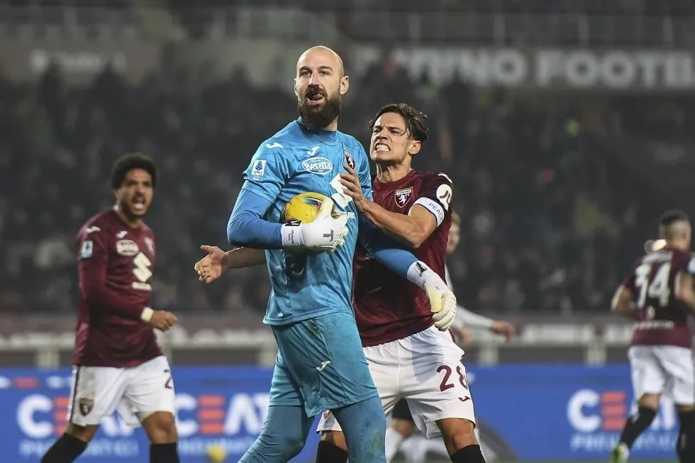 Milan se hunde en crisis tras derrota llena de errores 2-1 ante Torino en Serie A