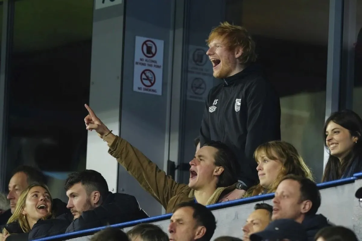 Ed Sheeran se disculpa con Ruben Amorim, técnico de Man United, por interrumpir entrevista (Video)