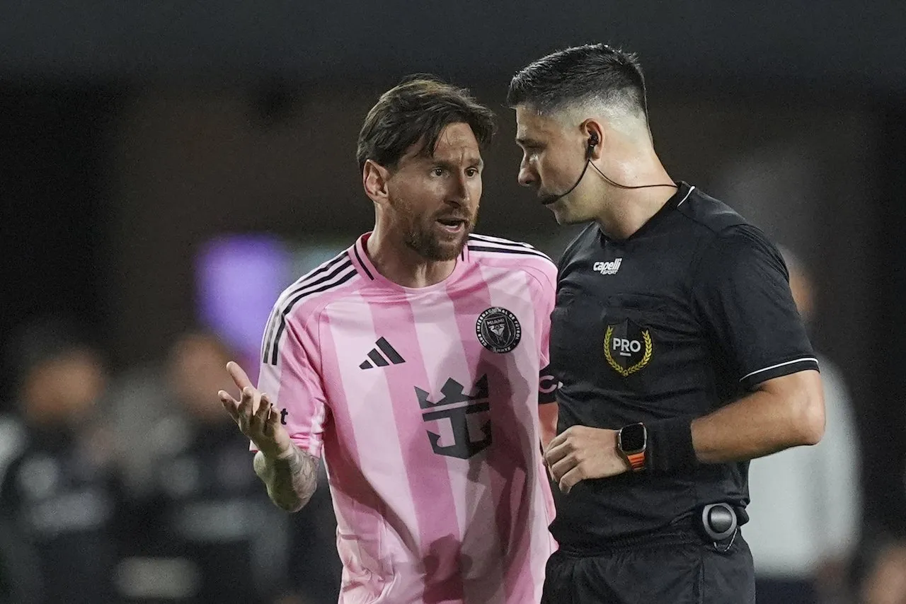 MLS multa a Messi por poner la mano en el cuello de asistente del NYCFC (Video)