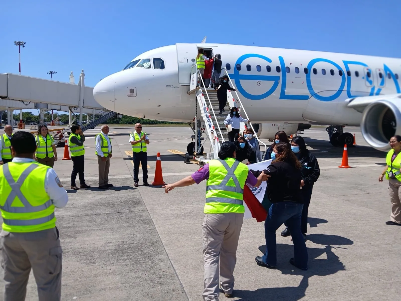 Aterrizó en Chiapas un avión con 157 mexicanos deportados desde EU