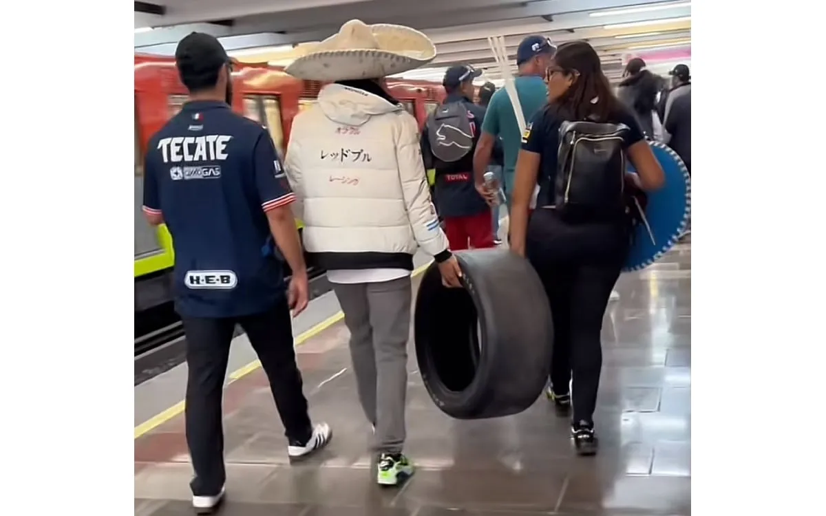 Captan a fan de la F1 llevándose una llanta en el metro de la CDMX tras Gran Premio de México (Video)