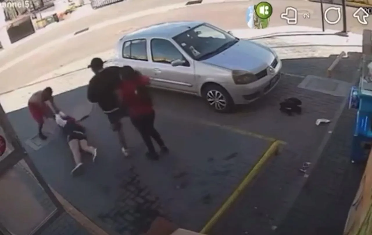 Le tomó una foto y segundos después el sujeto la atacó a golpes en Querétaro (Videos)