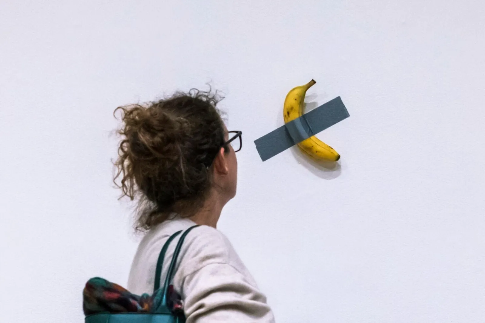 Cómo una banana con cinta adhesiva llegó a valuarse en un millón de dólares