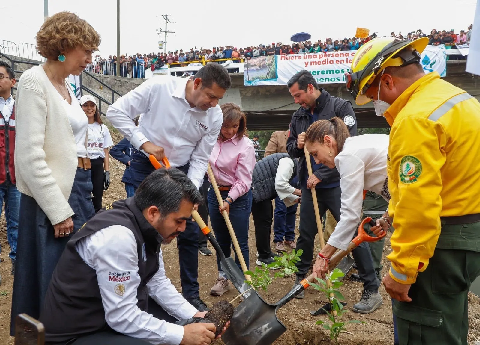 Denuncian exposición a tóxicos durante limpieza del Río Atoyac encabezada por Sheinbaum