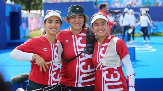 AMLO felicita al equipo femenil de tiro con arco por medalla de bronce en París 2024