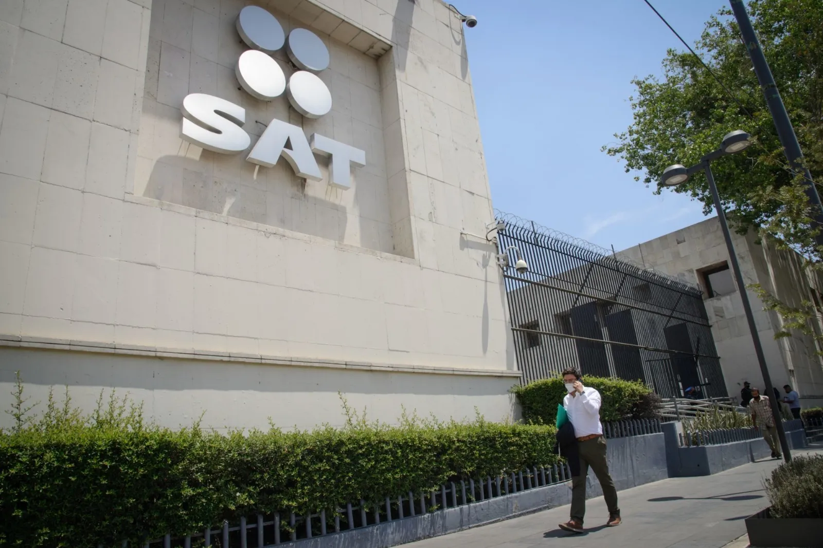 Vinculan a dos altos exfuncionarios del SAT por delitos contra la administración pública por 172 mdp