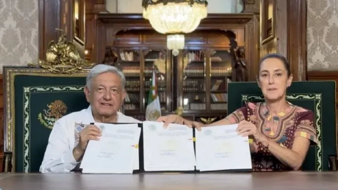 AMLO publica la reforma judicial; firma el decreto con Claudia Sheinbaum como testigo (Video)