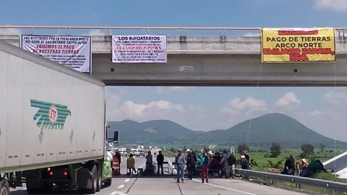 Cumple 12 horas el bloqueo de ejidatarios en el Arco Norte; exigen el pago por sus tierras