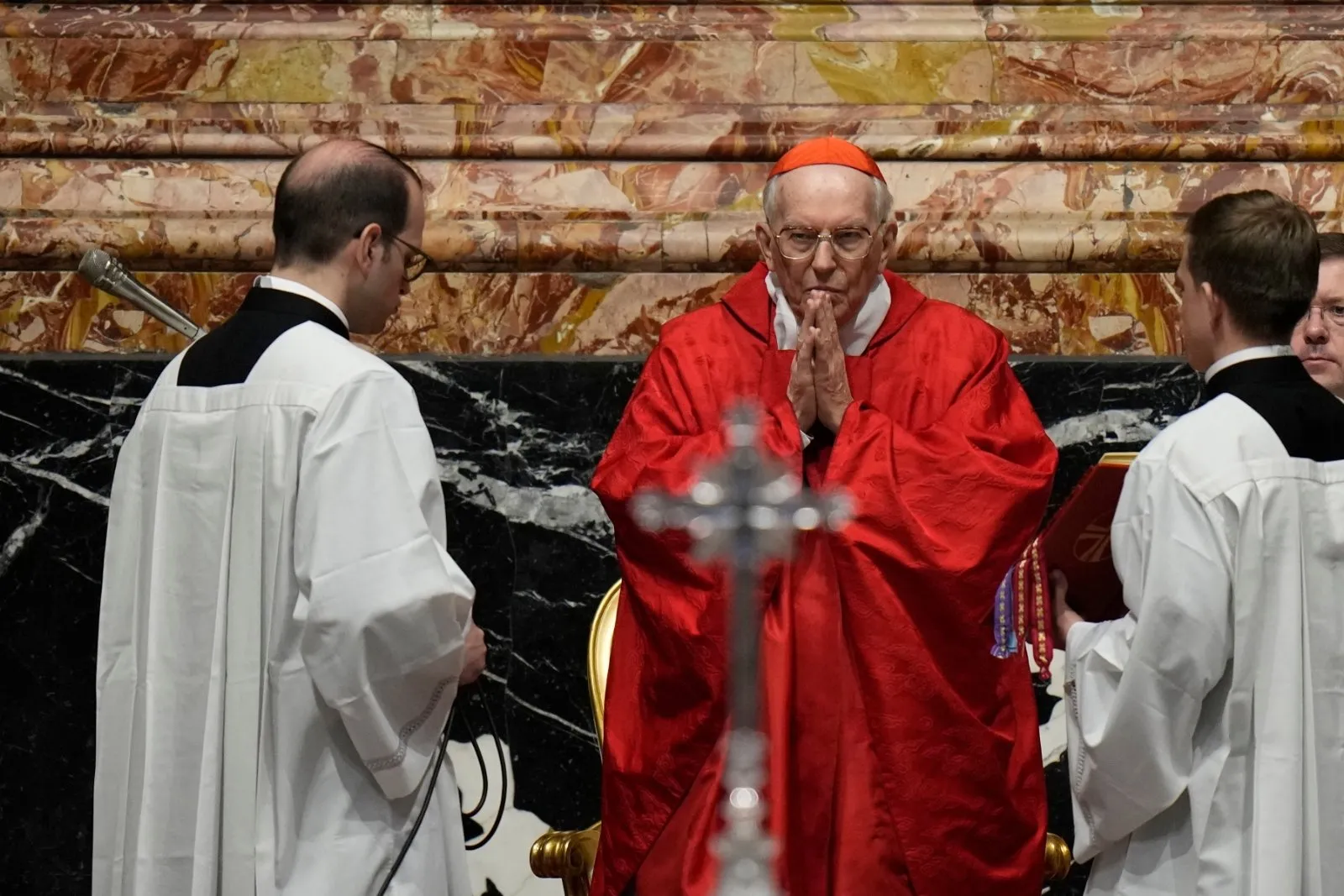 Con el interés en “Cónclave”, nominada al Oscar, el papa mantiene al decano de cardenales