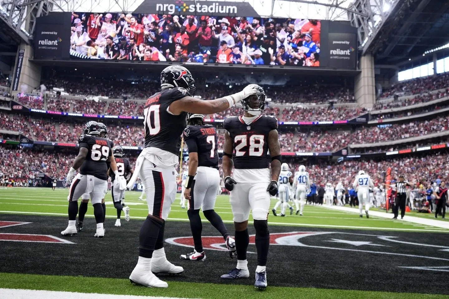 Stroud lanza pase de TD, Mixon suma anotación y los Texans superan a los Colts 23-20