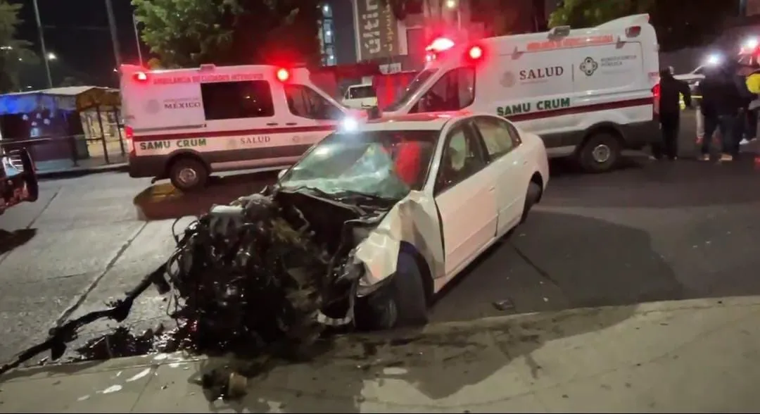 Joven de 25 años chocha su automóvil y mata a cuatro personas que estaban en el camellón