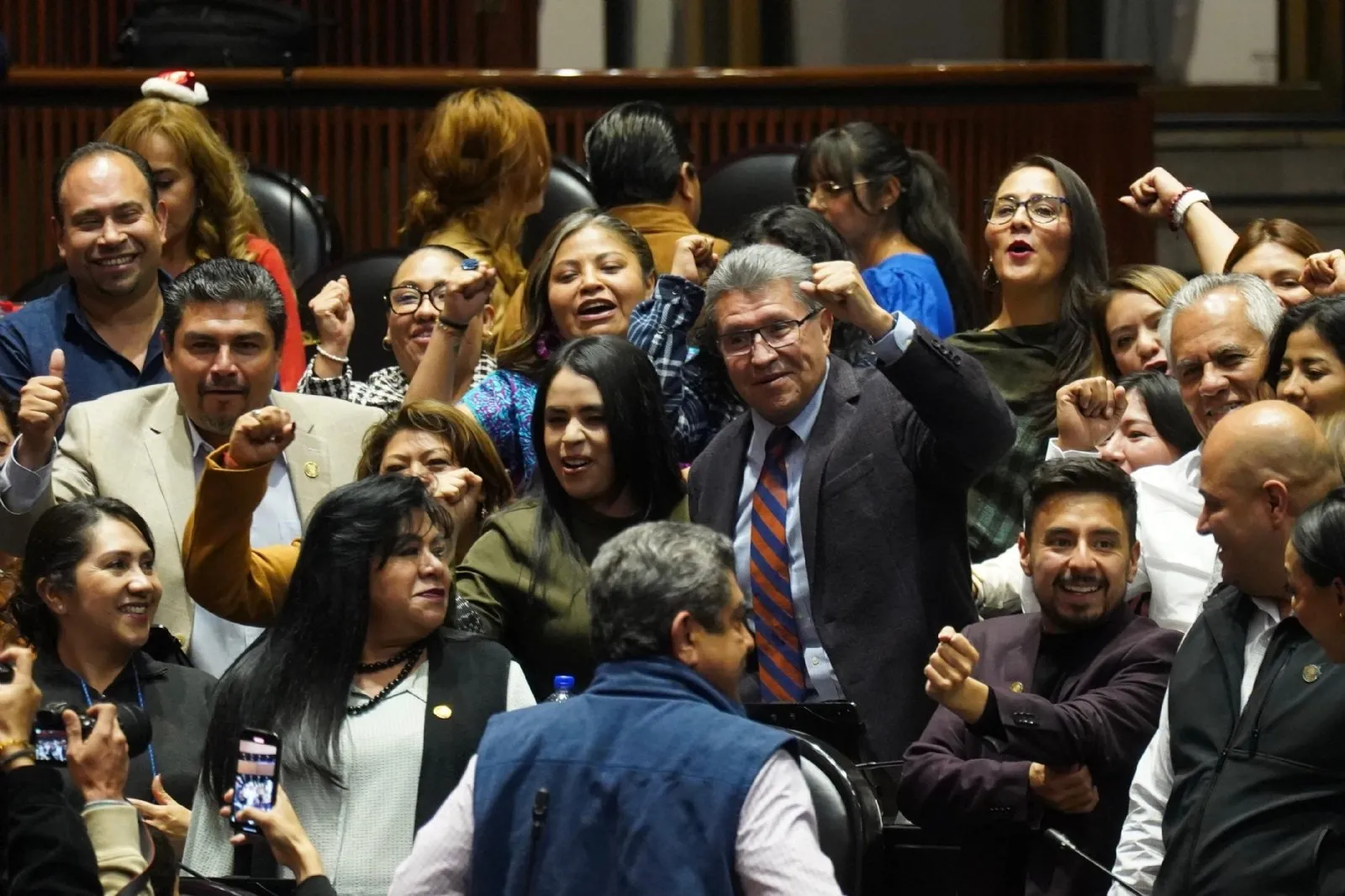 Monreal niega posada de diputados de Morena en Polanco; “festejamos con austeridad en nuestra casa”