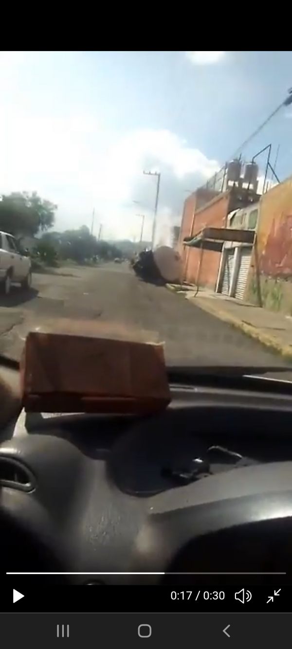 Ecatepec: Socavón se traga una pipa de gas