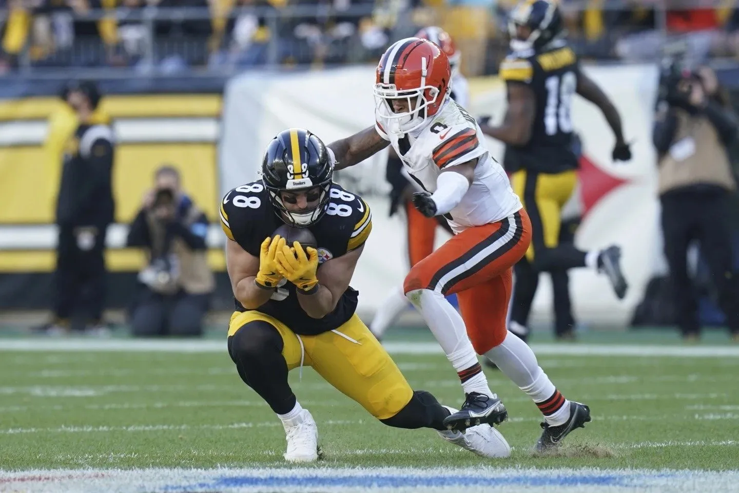 Wilson lanza dos touchdowns y los Steelers superan 27-14 a los Browns