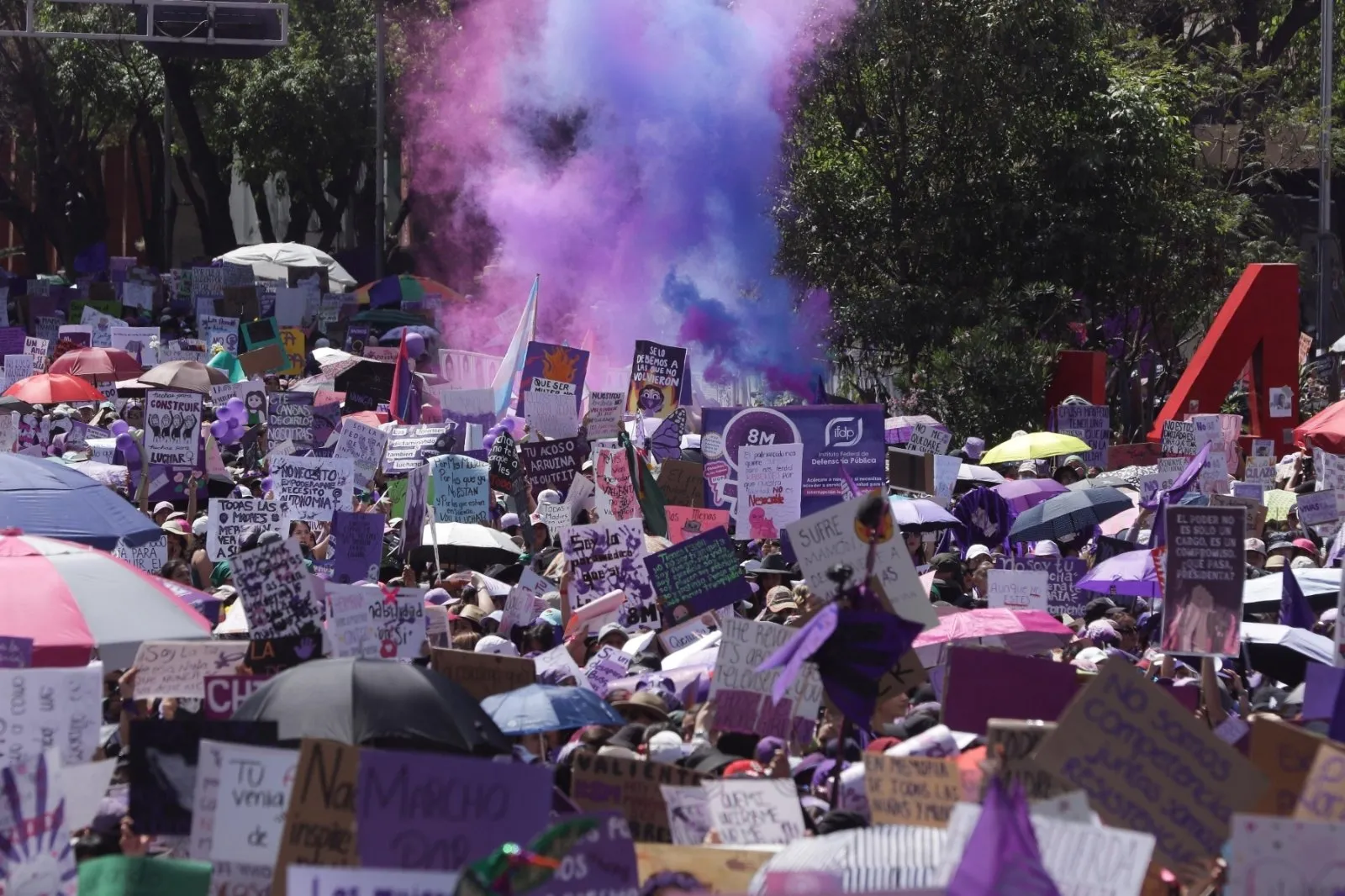 Más de 200 mil mujeres participaron en CDMX de manera pacífica en la marcha del 8M (Video)