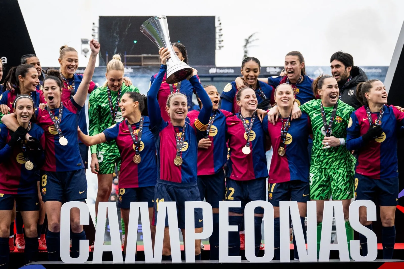 El Barcelona golea 5-0 al Real Madrid y gana la Supercopa de España femenina