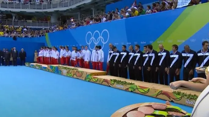 Serbia derrota 13-11 a Croacia para su tercer oro consecutivo en waterpolo masculino olímpico