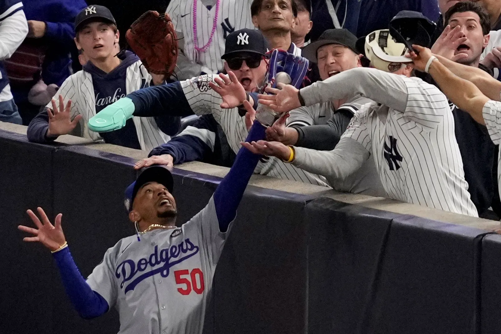 Fanático expulsado del Yankee Stadium por quitar bola del guante de Mookie Betts (Video)