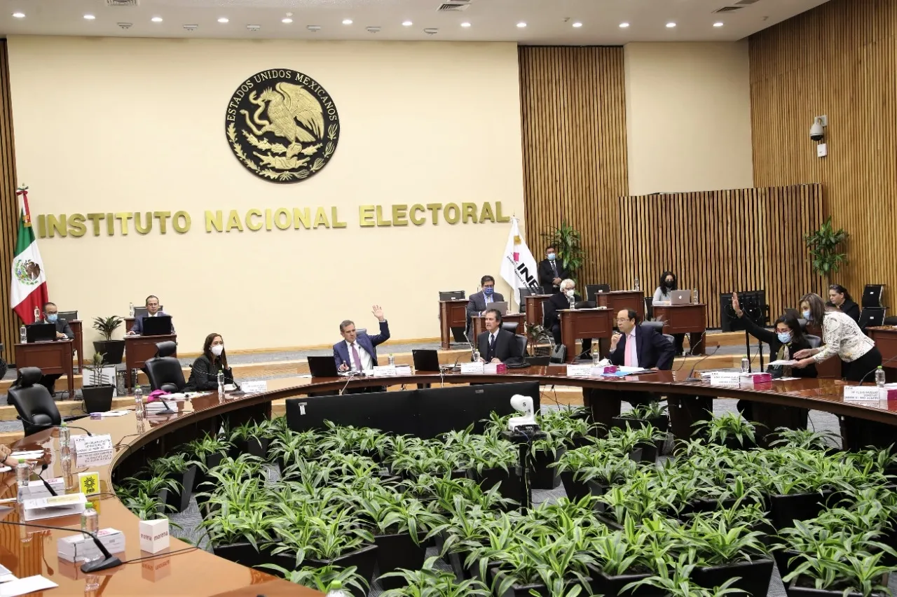 Juez multa a consejeros del INE por no frenar elección judicial