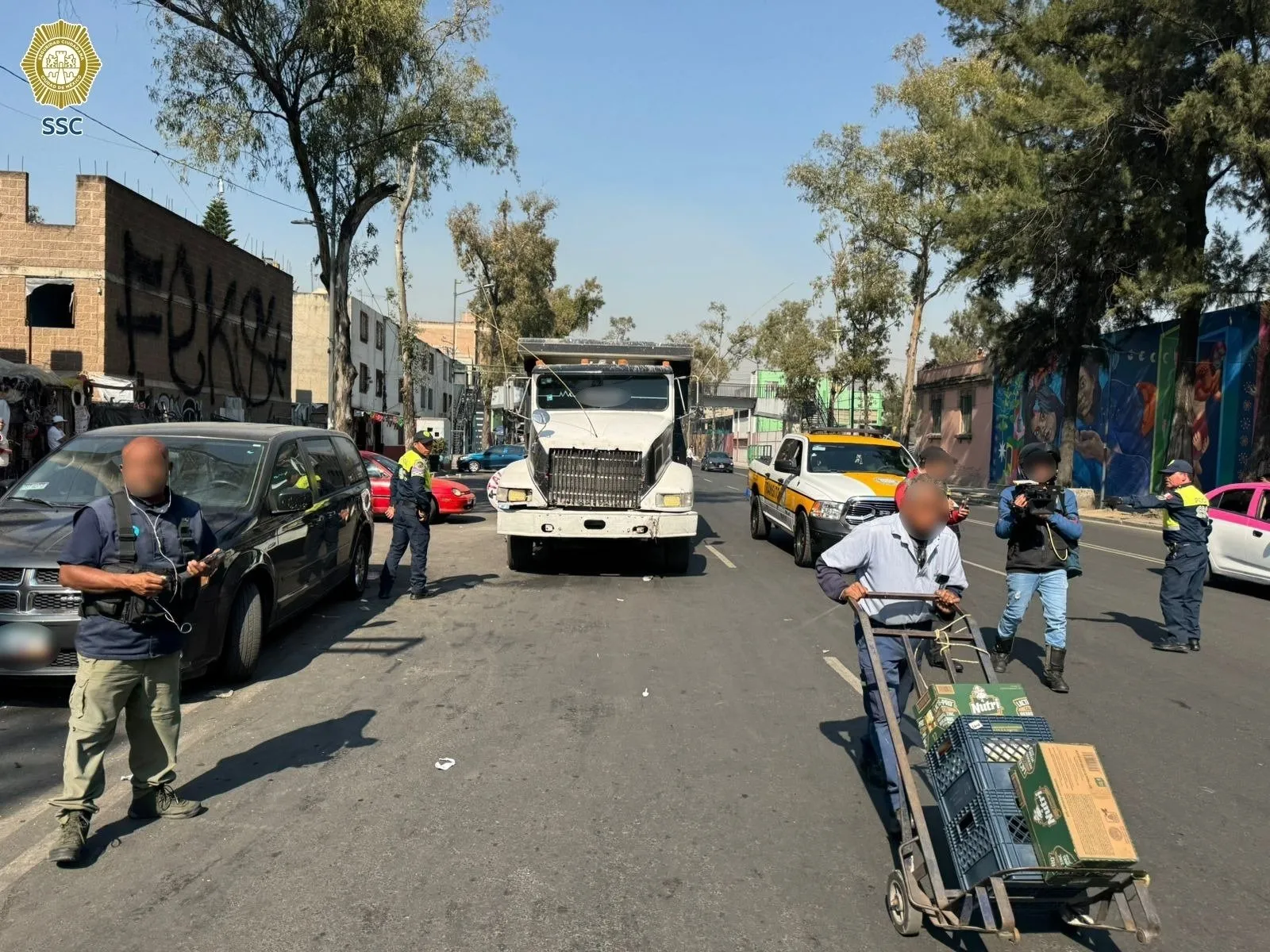 Chofer avienta camión de volteo a policías; lo detienen tras una persecución en Reforma (Video)