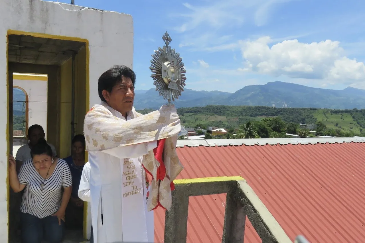 Chiapanecos colocan altar en memoria del sacerdote Marcelo Pérez y exigen justicia tras su asesinato