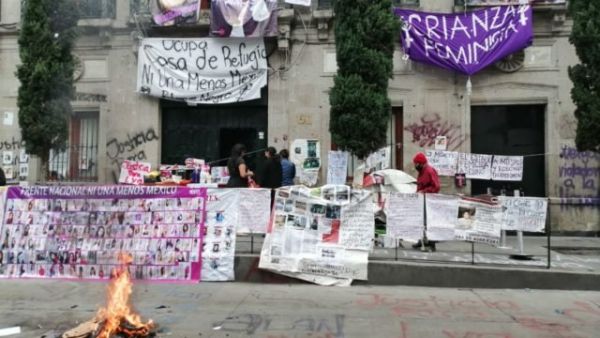 Feministas sacan expedientes de la CNDH; amenazan con quemarlos