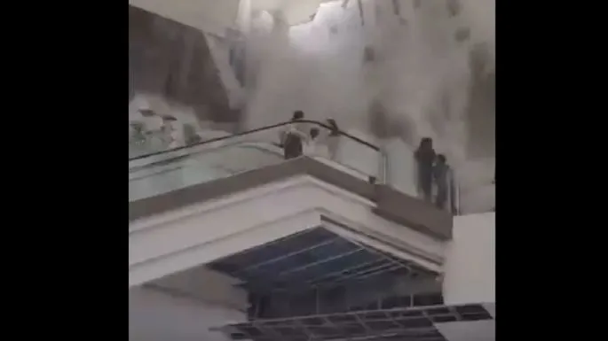 Por la lluvia, colapsa el techo de una plaza comercial de NL; hay 5 heridos (Video)