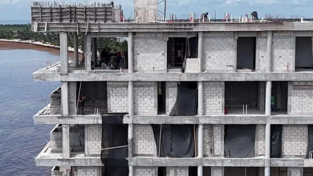 Ordenan demoler el edificio Adamar que pone en riesgo anidación de tortugas marinas en Tulum