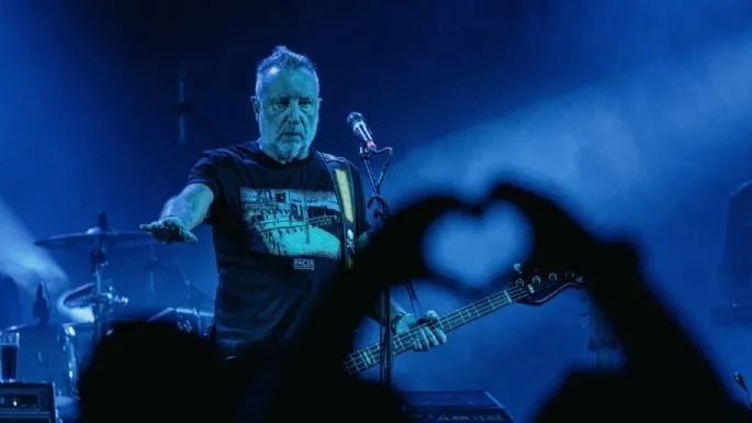 Peter Hook, show pospunk evocando a Joy Division y New Order (Video)