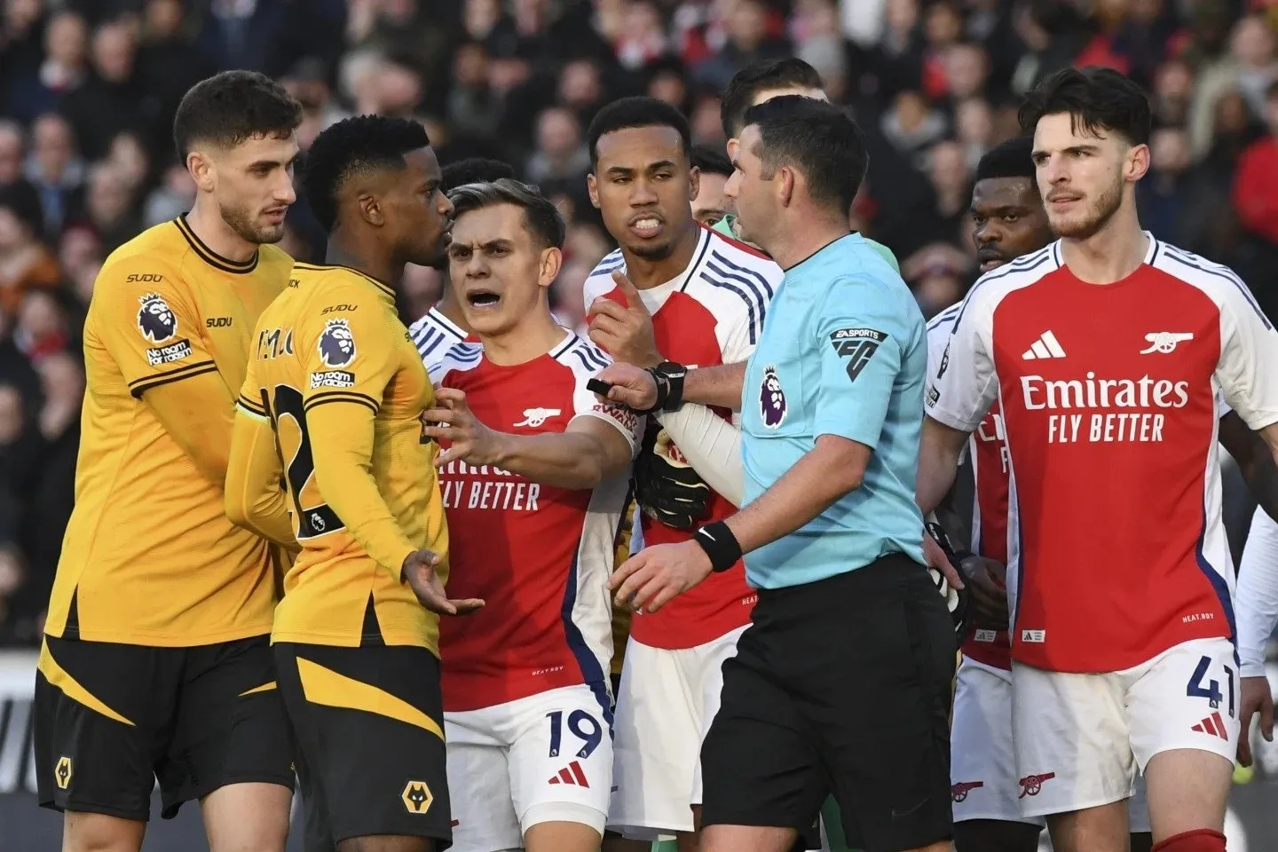 La policía investiga amenazas de muerte al árbitro Michael Oliver tras el juego Wolves-Arsenal