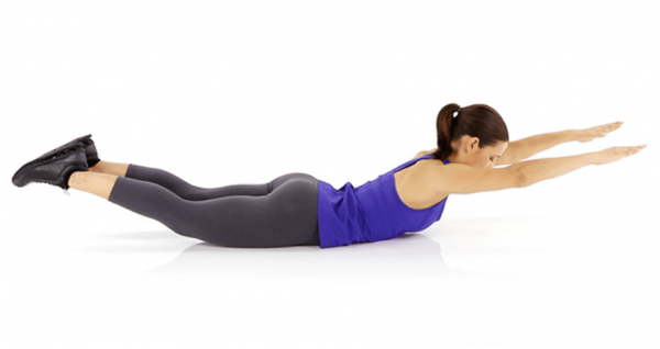 Estos 5 ejercicios te ayudarán a eliminar los rollitos de la espalda