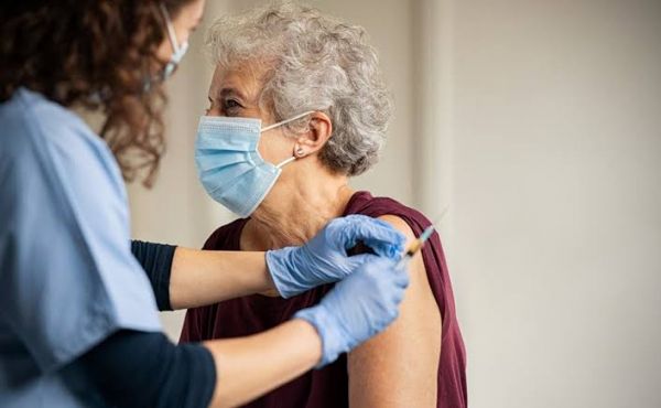 Inician plan de vacunación contra COVID19 en adultos mayores de 60 años