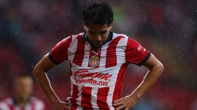 Jugador de Chivas arroja cuete a sala de prensa; le cae a un camarógrafo