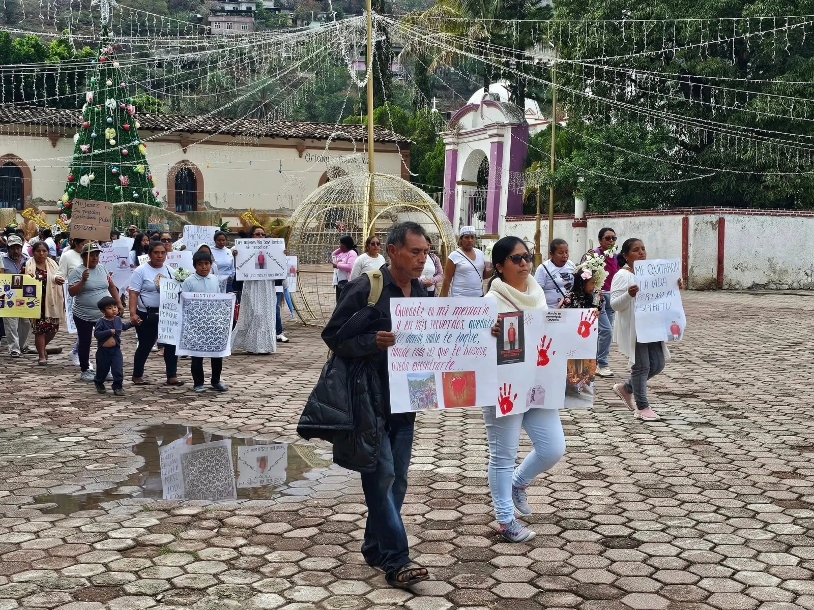 Familiares protestan por el feminicidio de Eleuteria, policía apuñalada por su exesposo, en Guerrero