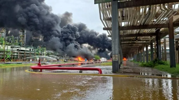 Confirman dos muertos y un herido tras la explosión en la refinería de Pemex en Salina Cruz