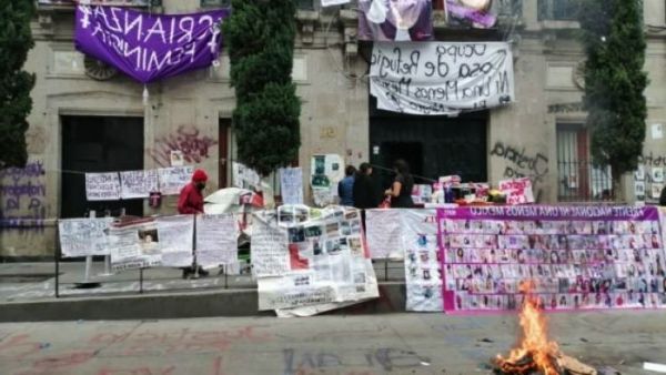 Las feministas que protestan en CNDH advierten más tomas de oficinas gubernamentales.