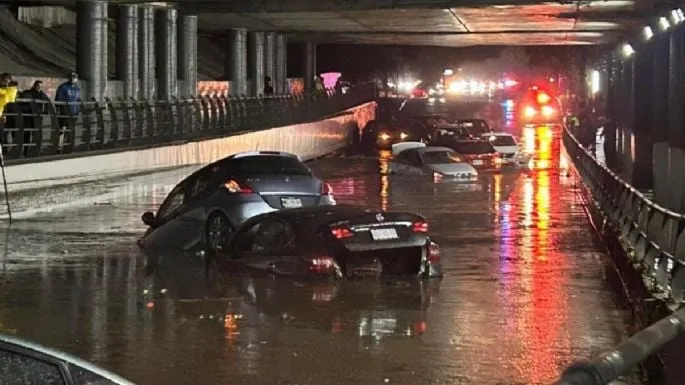 Tromba provoca inundaciones en bajo puentes de Periférico Norte, en Naucalpan (Videos)