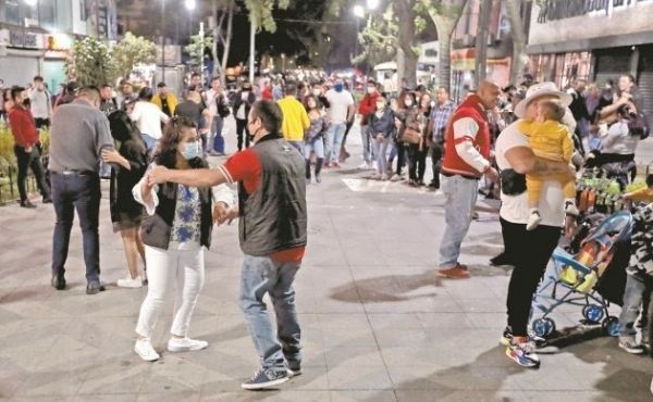 CDMX sin importar las indicaciones, los capitalinos arman baile en las calles de la ciudad. 