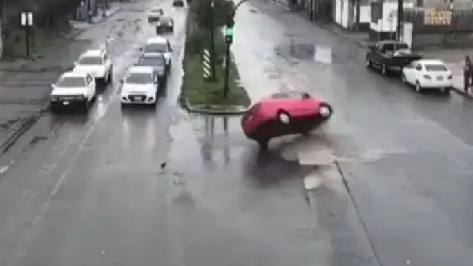 Bache provoca volcadura de carro en Puebla (Video)