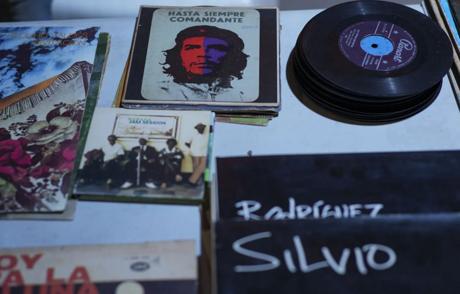 Discos de vinilo vuelven a sonar en festival en Cuba