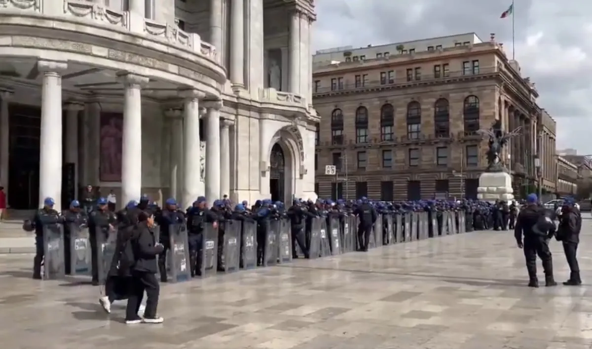 Desalojan a vendedores ambulantes de la explanada de Bellas Artes (Video)